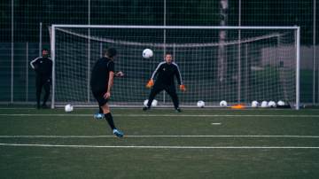加拿大1-1逼平波黑，斩获队史世界杯首个积分终结六连败（配图示意）